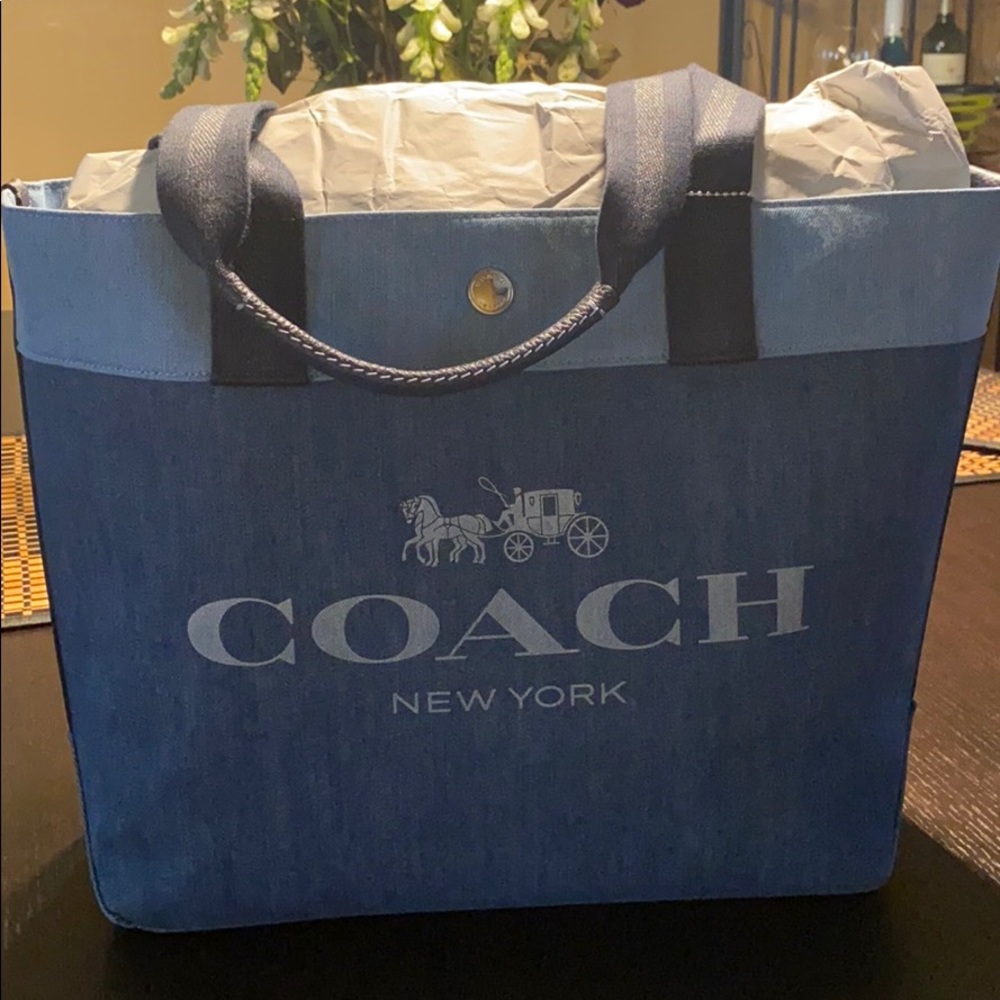 BRAND NEW, NEVER WORN!!!!!  COACH Tote